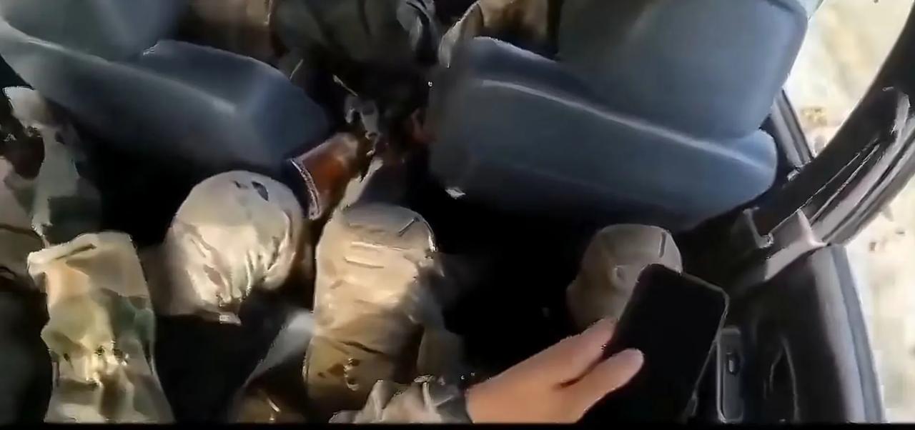 乌军车辆在战场上行驶过程中，遭到了俄军狙击手的打击。一颗子弹打穿副驾的车窗玻璃，