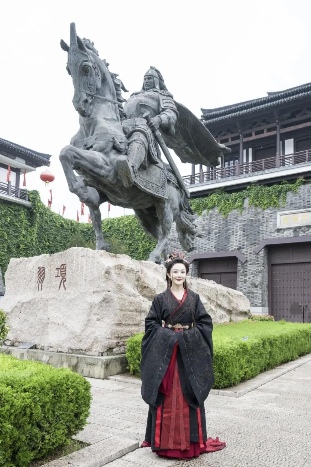 徐州是整个苏北地区当之无愧的“老大哥”论经济水平，交通条件，基础设施建设，徐州在