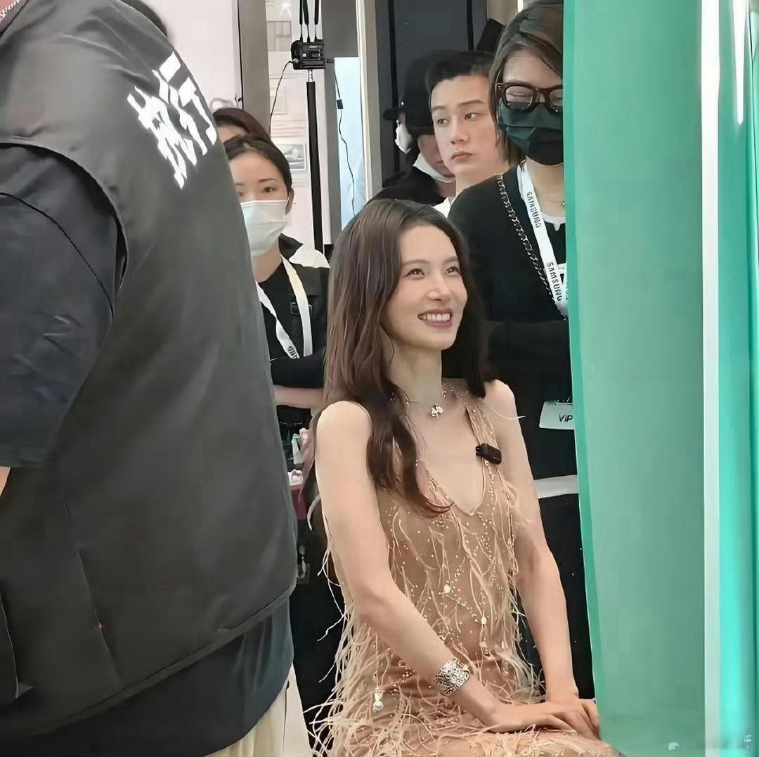 这是金晨吗 差点没认出来 电视上看起来一般般 没想到真人这么好看 ​​​