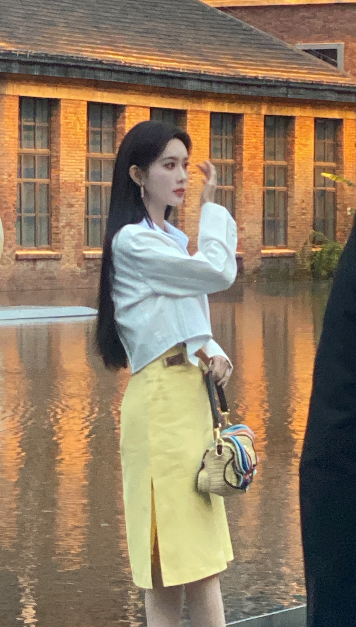 Fendi晚宴的唐嫣孟子义唐嫣的赵默笙清冷倔强，孟子义的贝微微明艳飒爽，两位现偶