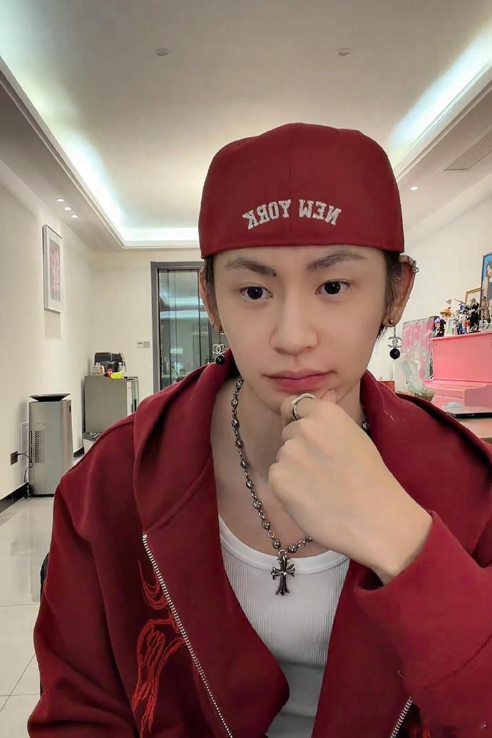 小鬼每周六直播检查作业谁懂啊每周六蹲他直播查作业太有盼头了，弹吉他那段直接帅到我