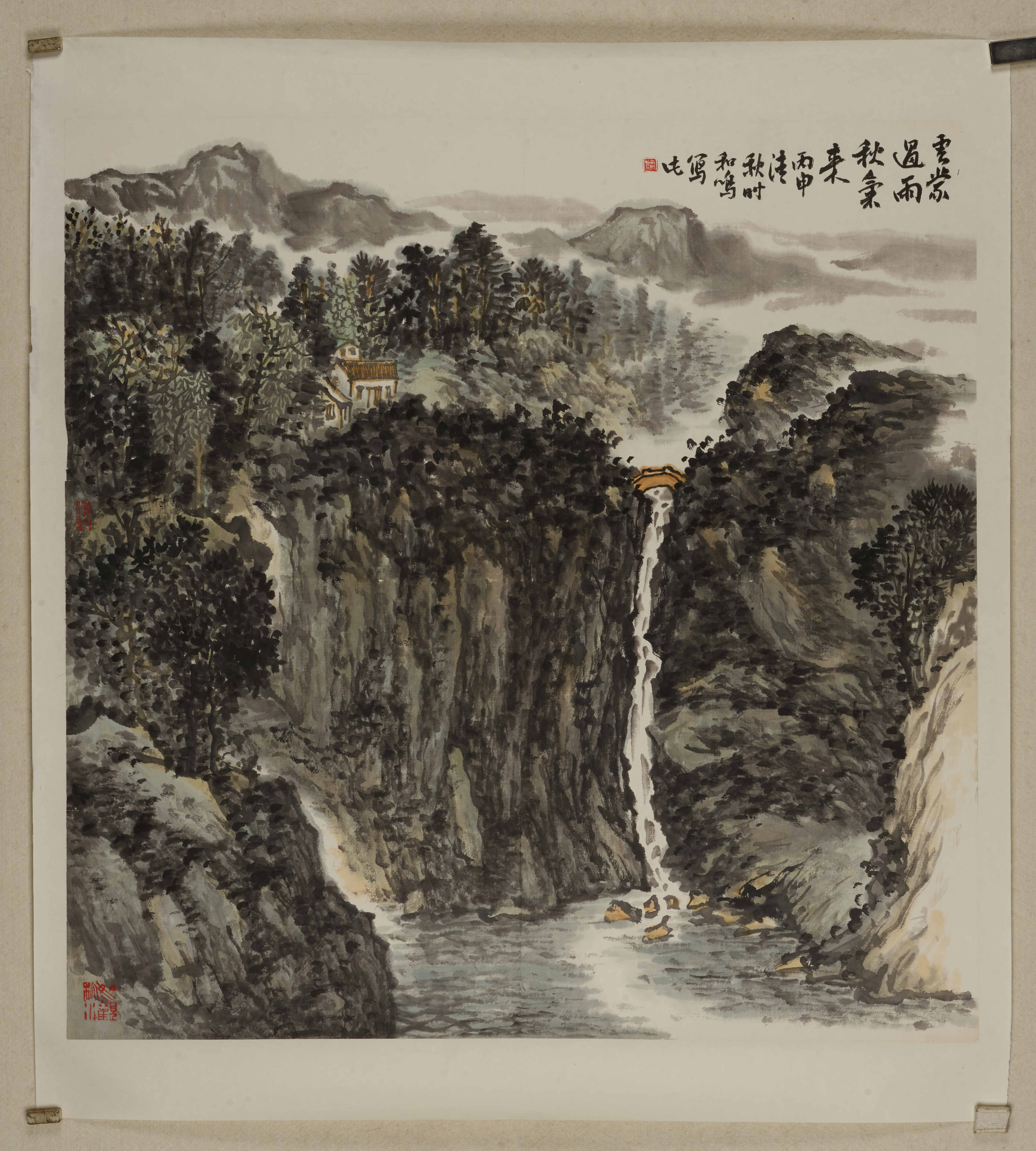 【飞瀑通幽·动静相生】画中瀑布自崖顶奔涌而下，水花溅石，动势磅礴；山体沉稳厚重，