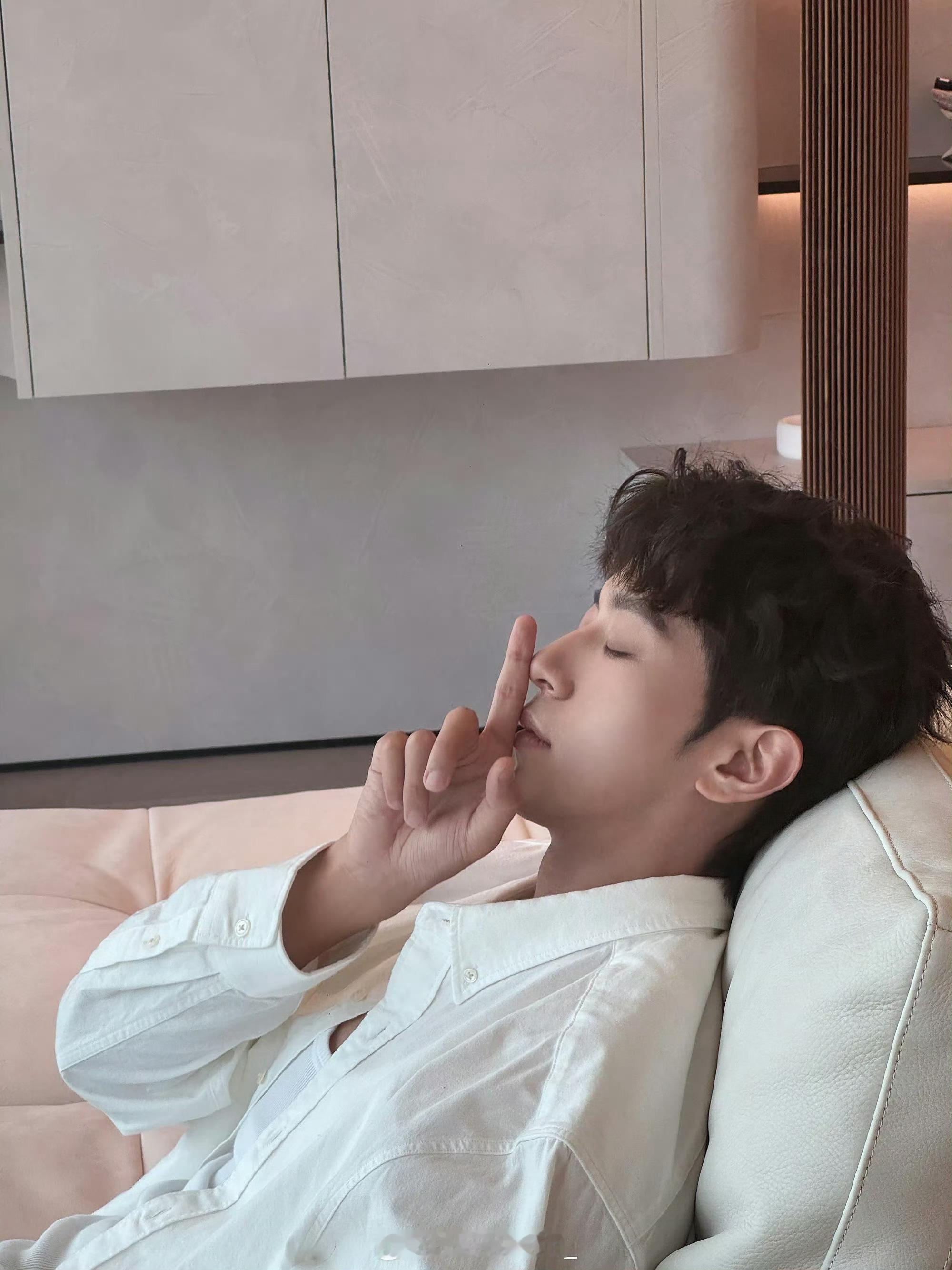 李沛恩的小癖好是随地大小睡随地大小睡也太可爱了吧，羡慕这个睡眠质量！ 