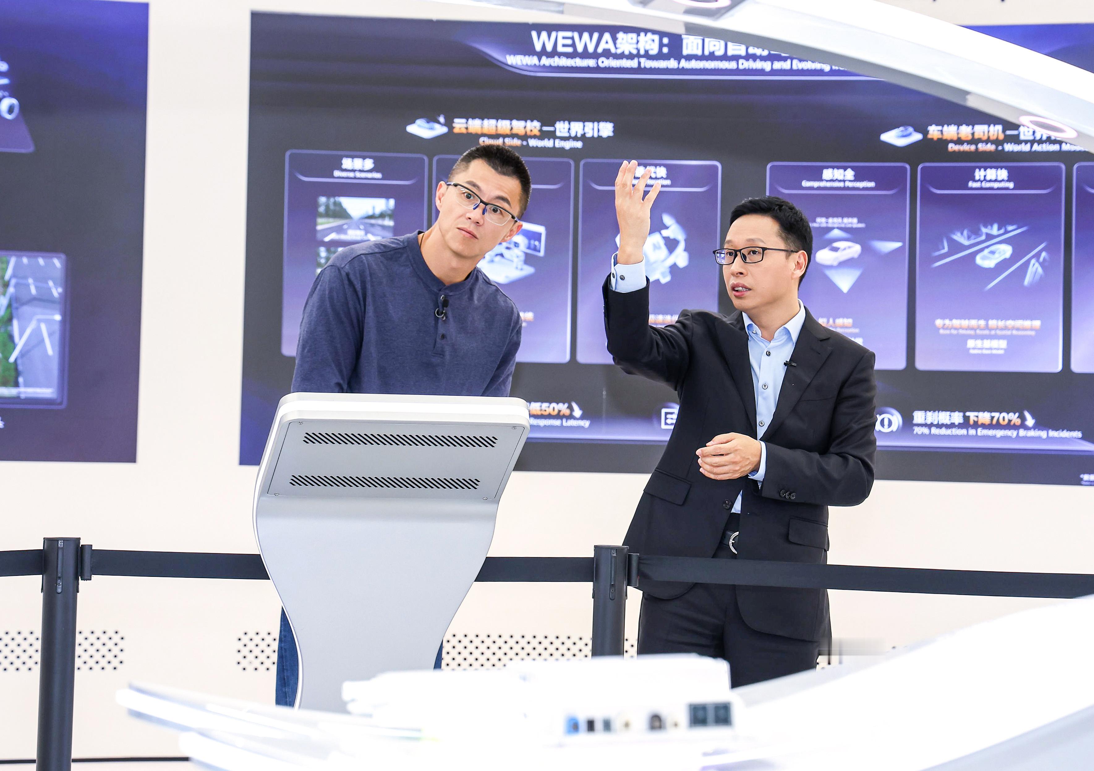 华为乾崑展示的是“产业共建的真实速度”广州车展直播时，靳玉志向陈震抛出核心观点：