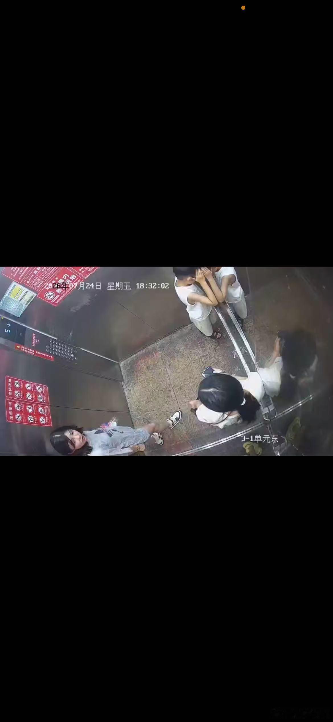 街道回应男童挡电梯等家长女子催促被打好像其中一个女子还是主播，这一下干到全国知晓