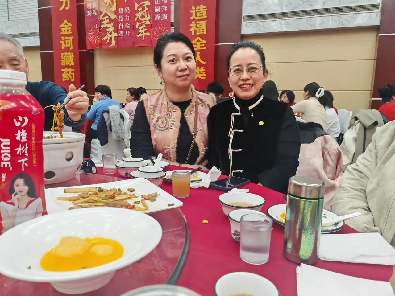 抓拍。最后一张，繁忙的一介书生老师！（韩联社）