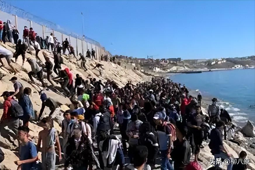 西班牙麻了，就因为西班牙政府放出了一个消息，说他们即将为50万非法移民提供合法的