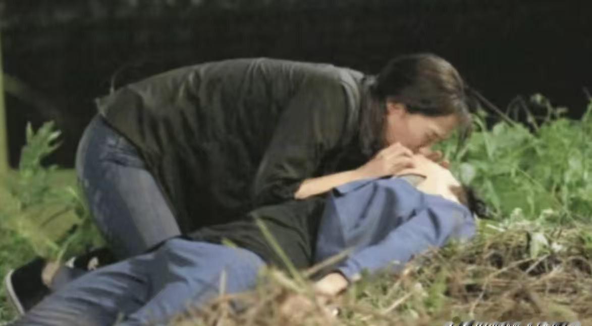 裤裆被截图疯传，

清场没人管，

谁在装瞎？

最近金宣虎拍戏时一个花絮片段被