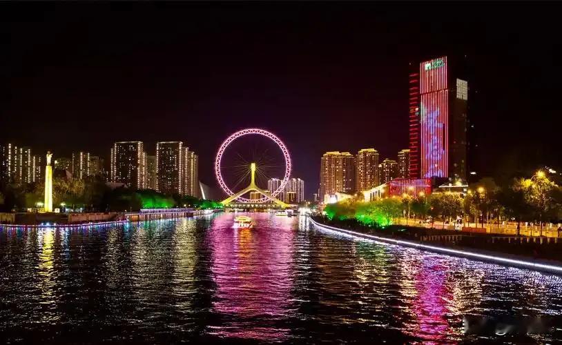 每到夜晚，天津更像是被点亮的不夜城。五大道的洋楼灯火璀璨，似是诉说着往昔的故事。