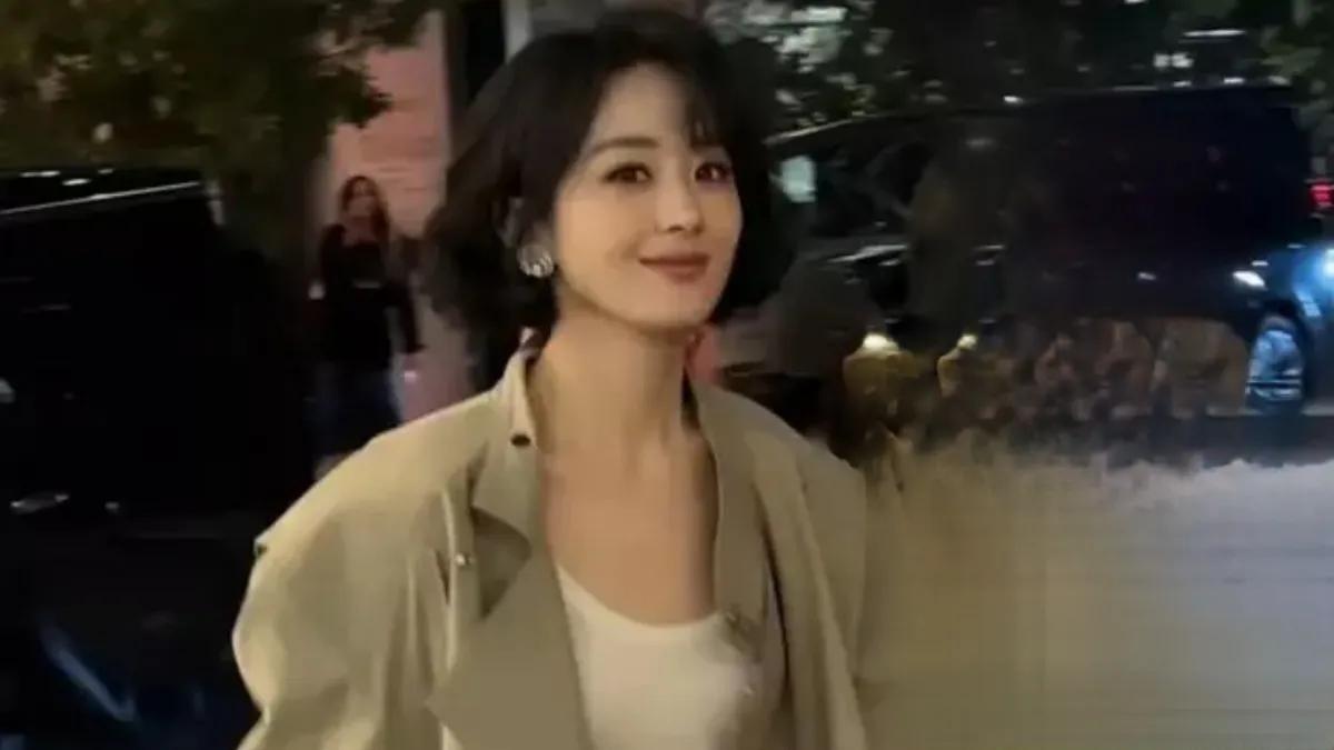 赵丽颖以一袭经典风衣搭配短卷发惊艳亮相，尽显其知性干练的独特魅力。短卷发轻盈地垂