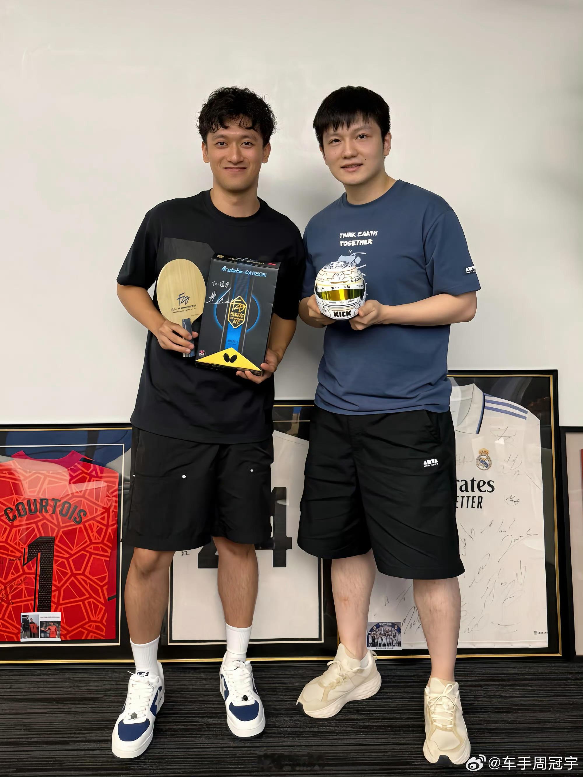 周冠宇樊振东同框 周冠宇晒与樊振东合影，两位体育明星梦幻联动，还互赠礼物。赛车手
