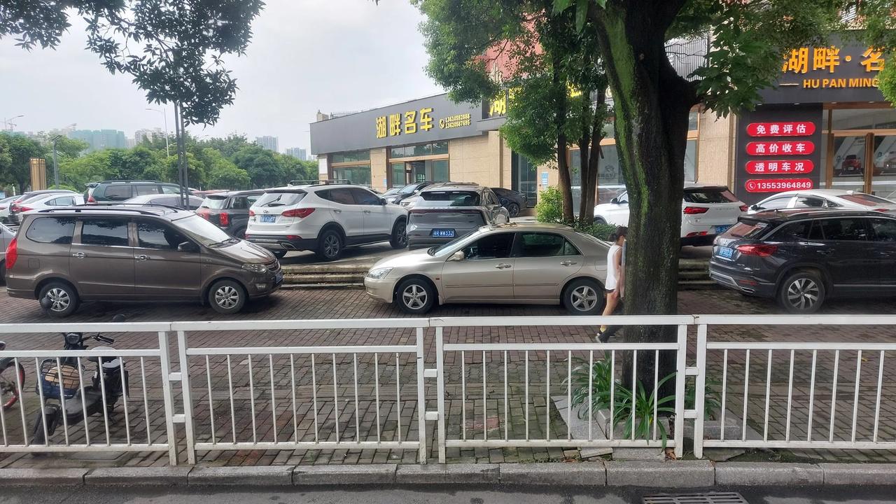 湖畔名车：一开始以为是提供停车位的停车场，后来才发现原来是卖车的车行。这个住宅小