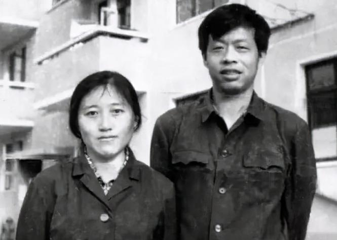 1997年，身高1.9米的王小波在家中猝死，妻子李银河把他送去火化，焚尸炉却突然