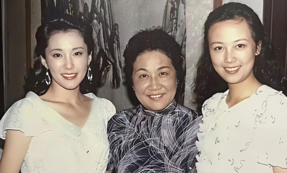 老牌女星颜值对比来了！赵静和松坂庆子同框比拼颜值。
比起精致艳丽的日方女星，我更