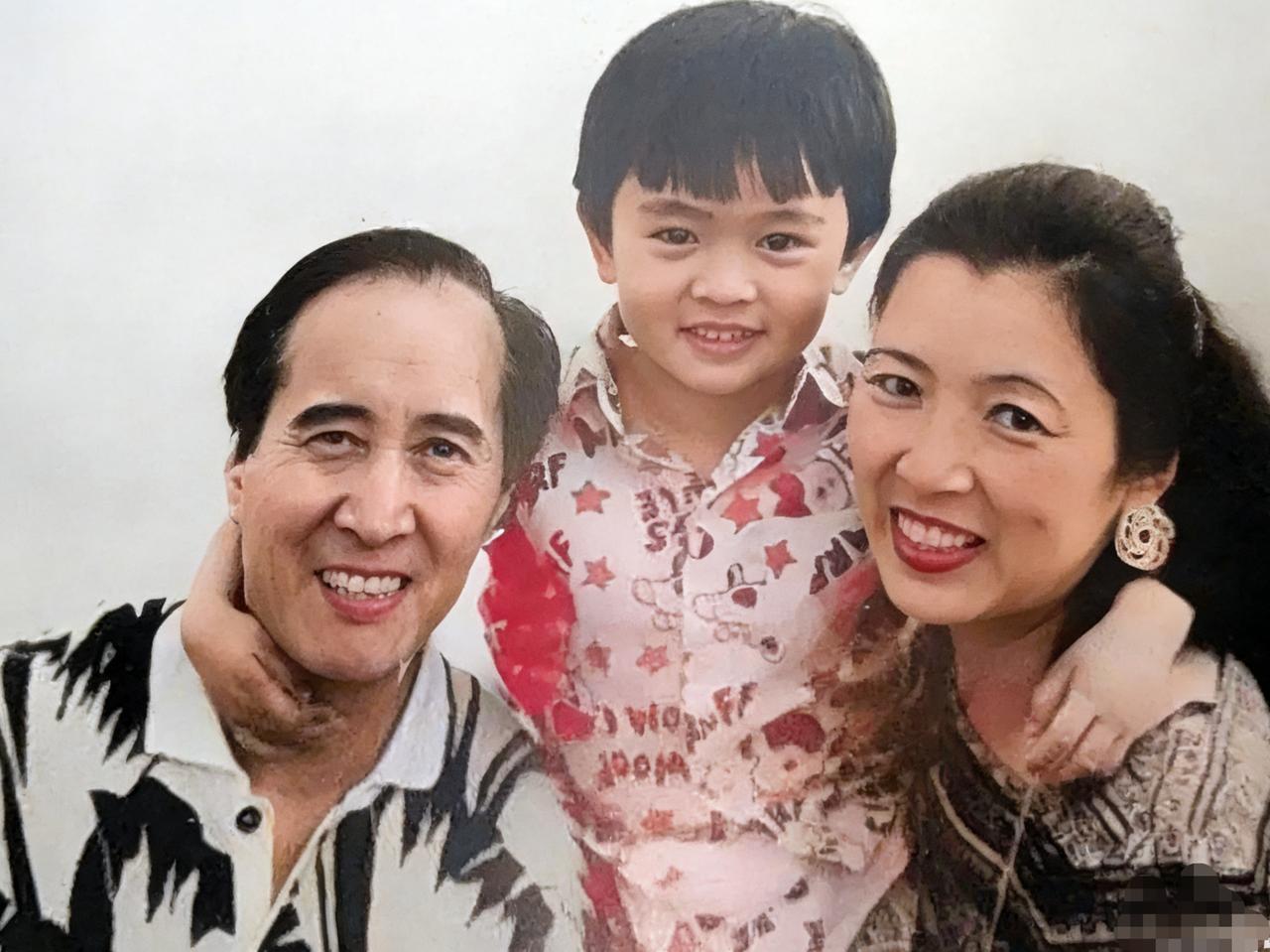 2000年，张宁和林赛圃夫妇，以及他们的儿子，在美国寓所前，一张温馨的合影，彼时