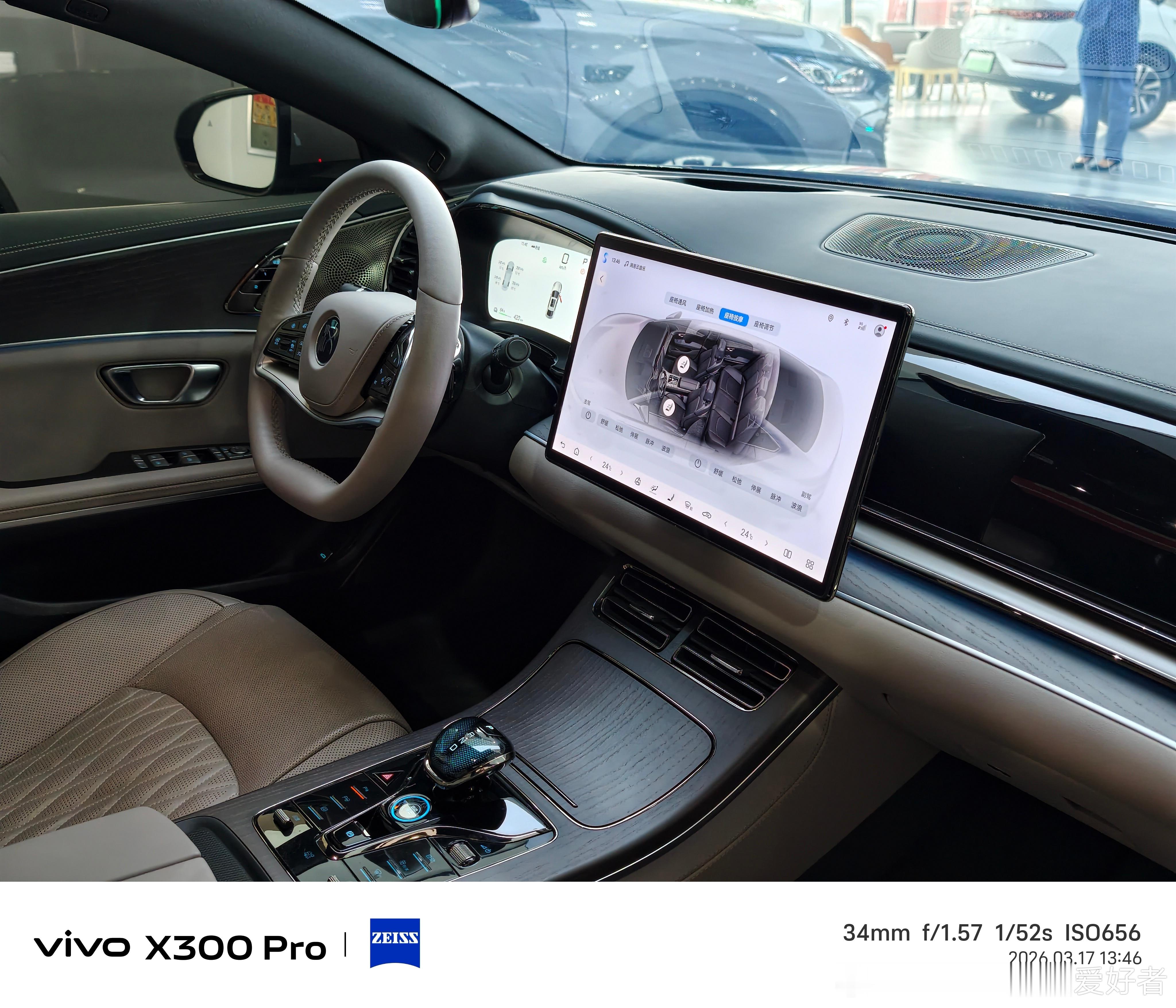 带激光雷达的比亚迪汉EV，这个外观设计依旧经典耐看，个人感觉比汉L更耐看，更显大