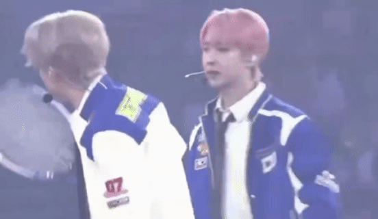 上班就这么把同事揍着玩，黄仁俊真有福气 