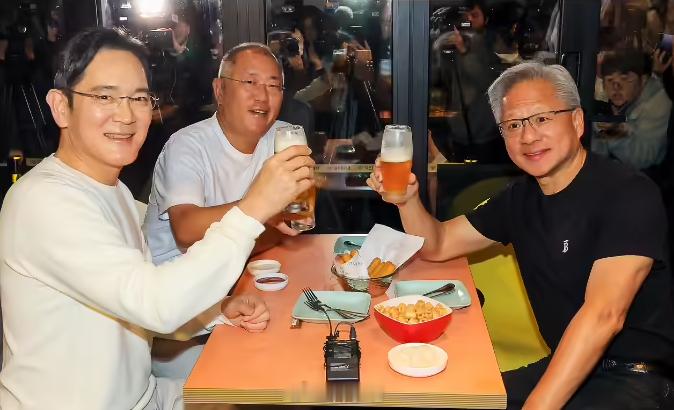 英伟达黄仁勋 15 年来首次正式访韩，吃上了韩国特色炸鸡 ​​​