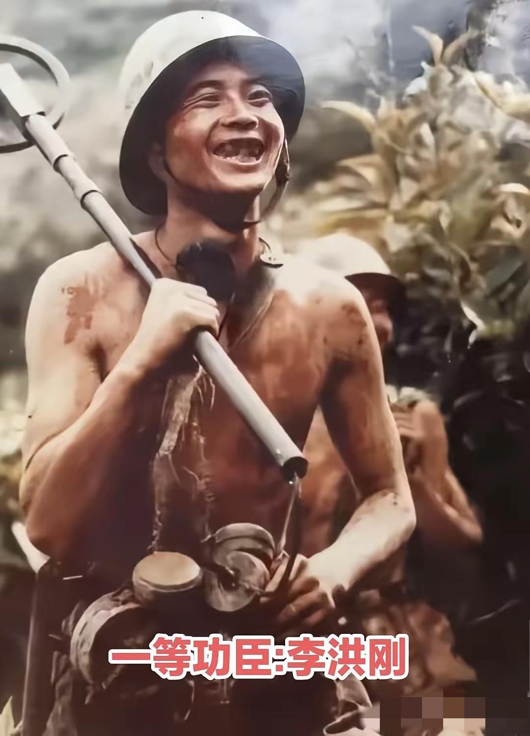 这是"扫雷英雄"李洪刚和战友胜利凯旋时的画面，镜头中的李洪刚他头戴钢盔、赤膊着上
