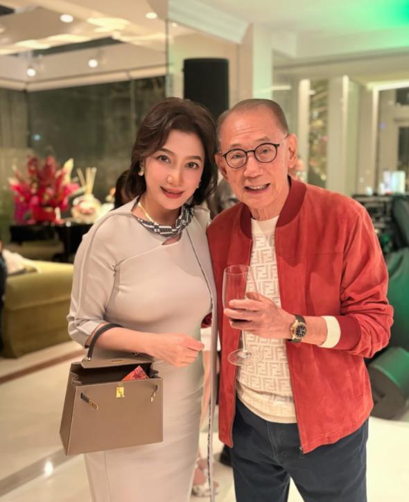 他欠债3.2亿那天，把满桌珠宝摔给债主。
所有人都跑了，除了新婚的陆小曼。
她当