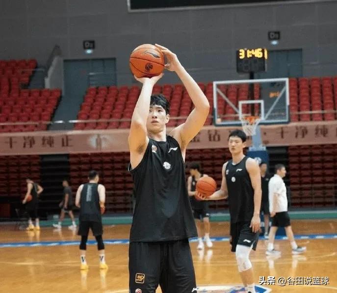 杨瀚森接班人！杨瀚森在今年夏天被NBA开拓者队首轮16顺位选中，成为中国男篮近九