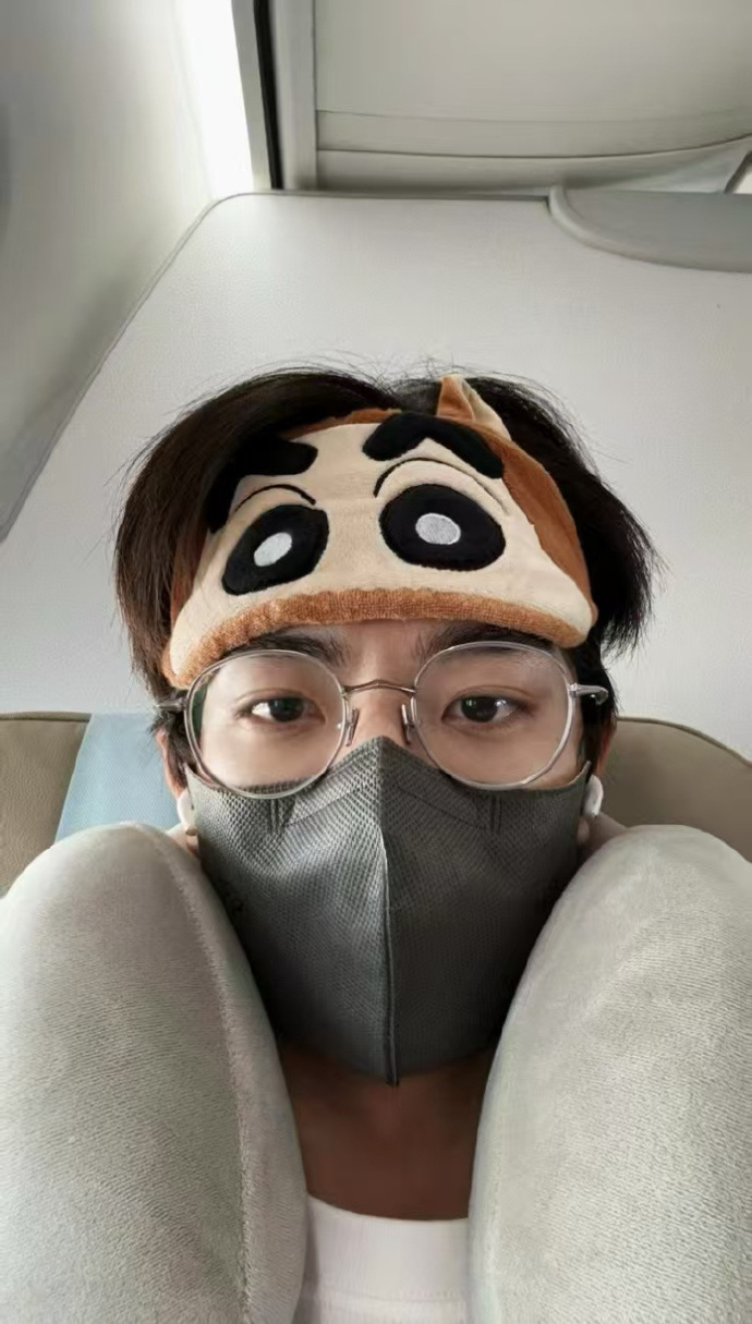 #林一蜡笔小新造型##林一眼罩当发带#林一居然把眼罩拉起来当发带，还是蜡笔小新的