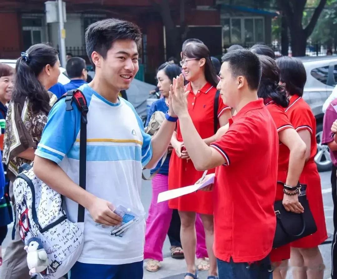关于全国二卷作文简要分析，学生如何破题？如何写作？

先看一下材料，材料分三层：