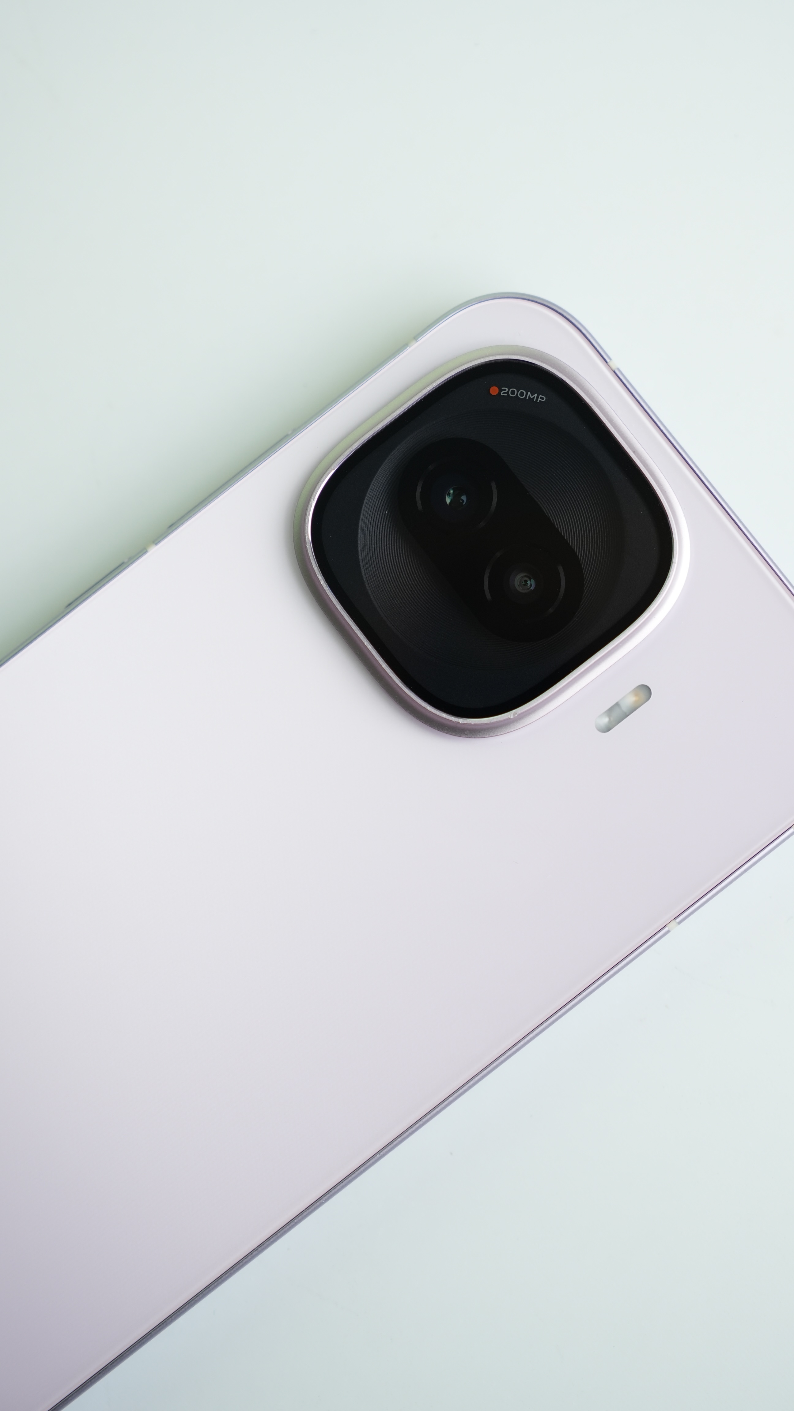 iQOO Z11 Turbo这个粉色真不错，这可能是今年最有「反差感」的性能手机