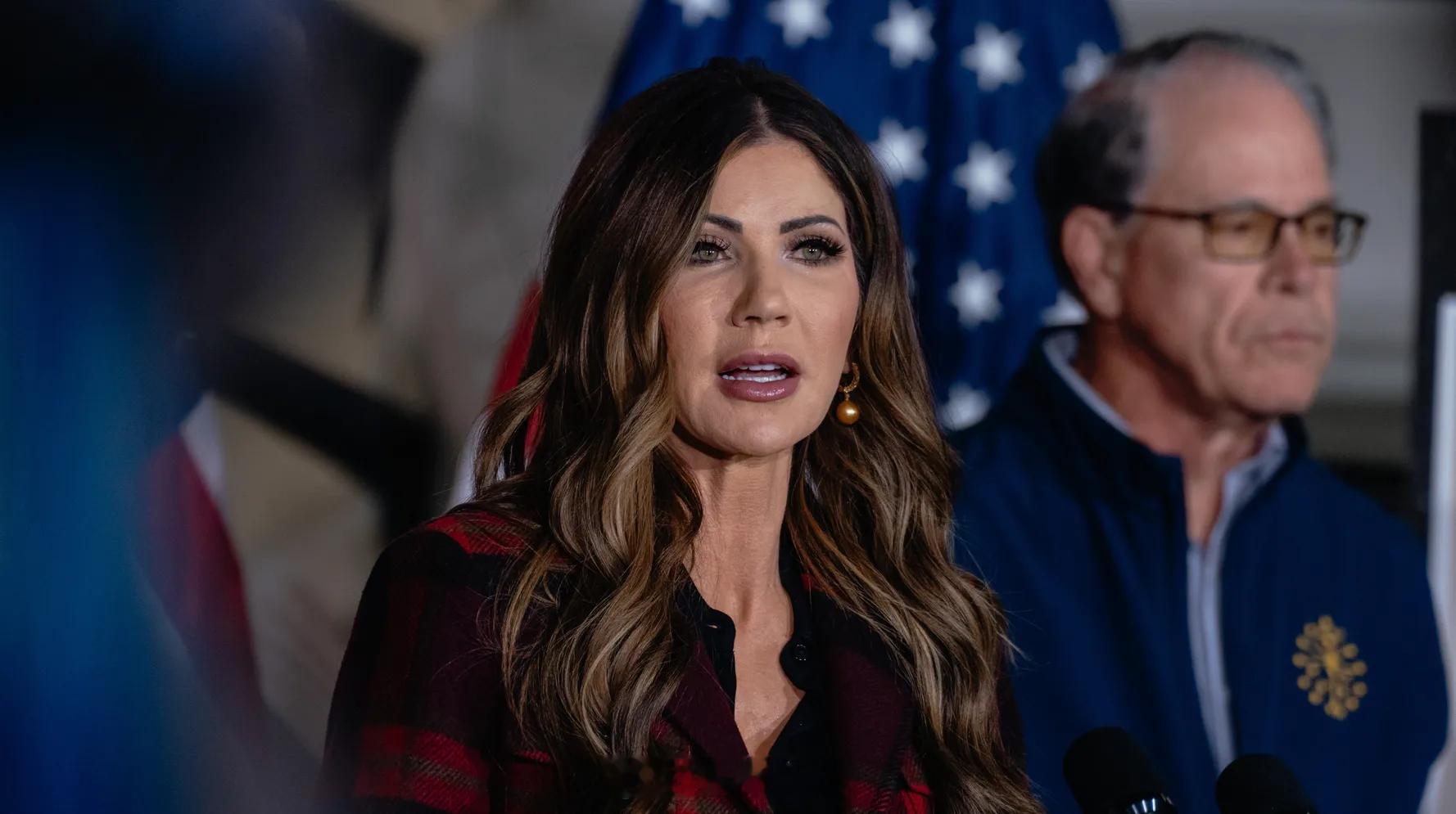 美国动态川普政府新政策将使等待工作许可证续签的移民失业 川普政府推出的新政策，可