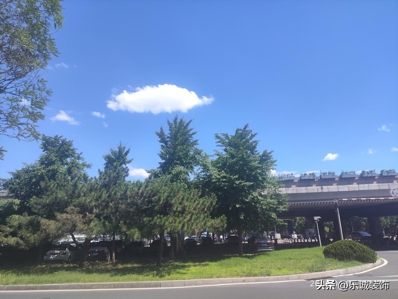 北京的天，蓝得纯粹透亮。朵朵白云悠然飘浮，似轻纱、如棉絮，在苍穹间自在游走。澄澈