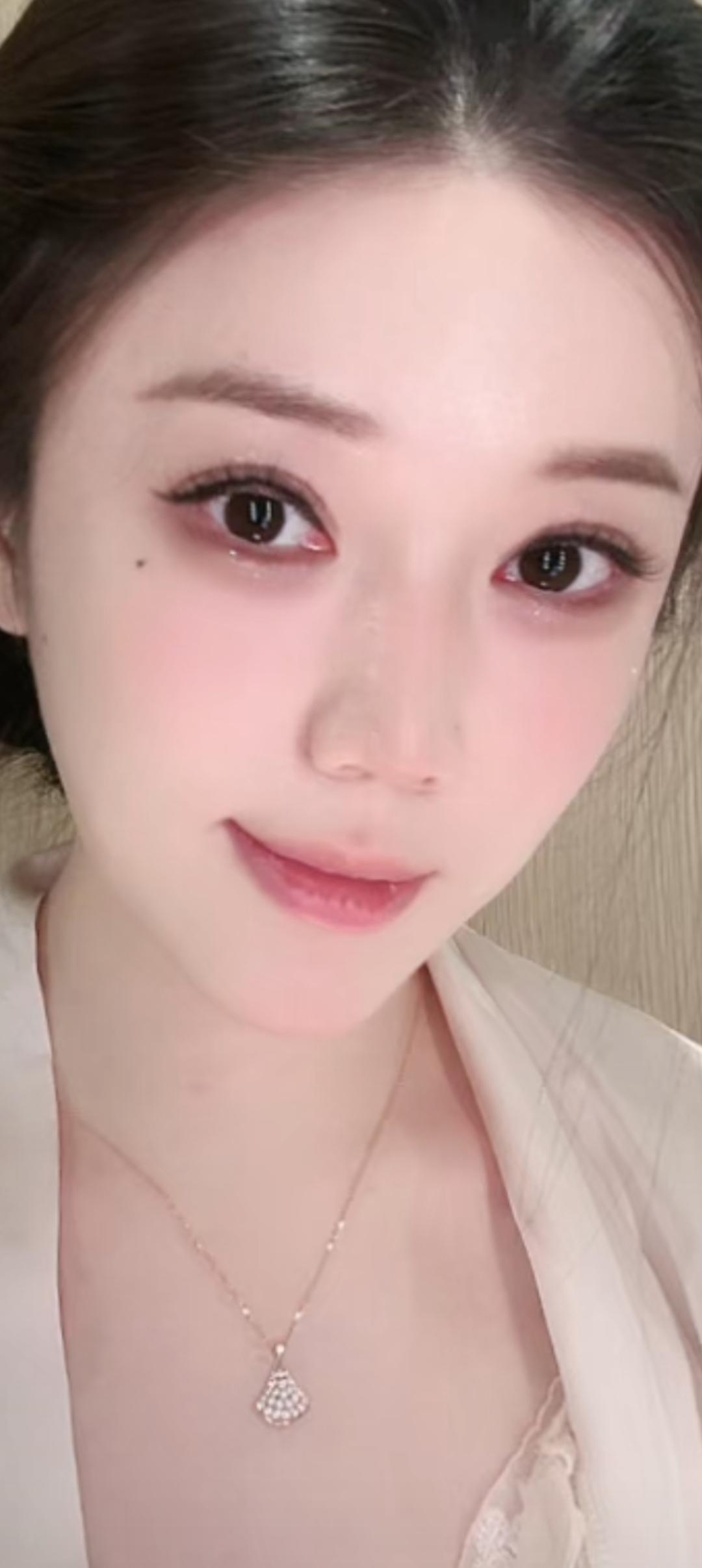 这个女孩在微笑呢。