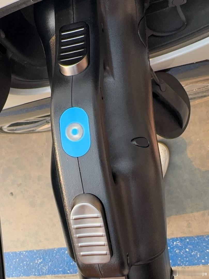 泰国给电动车充电，得带个欧标转国标的转接头，充电速度和国内也没法比