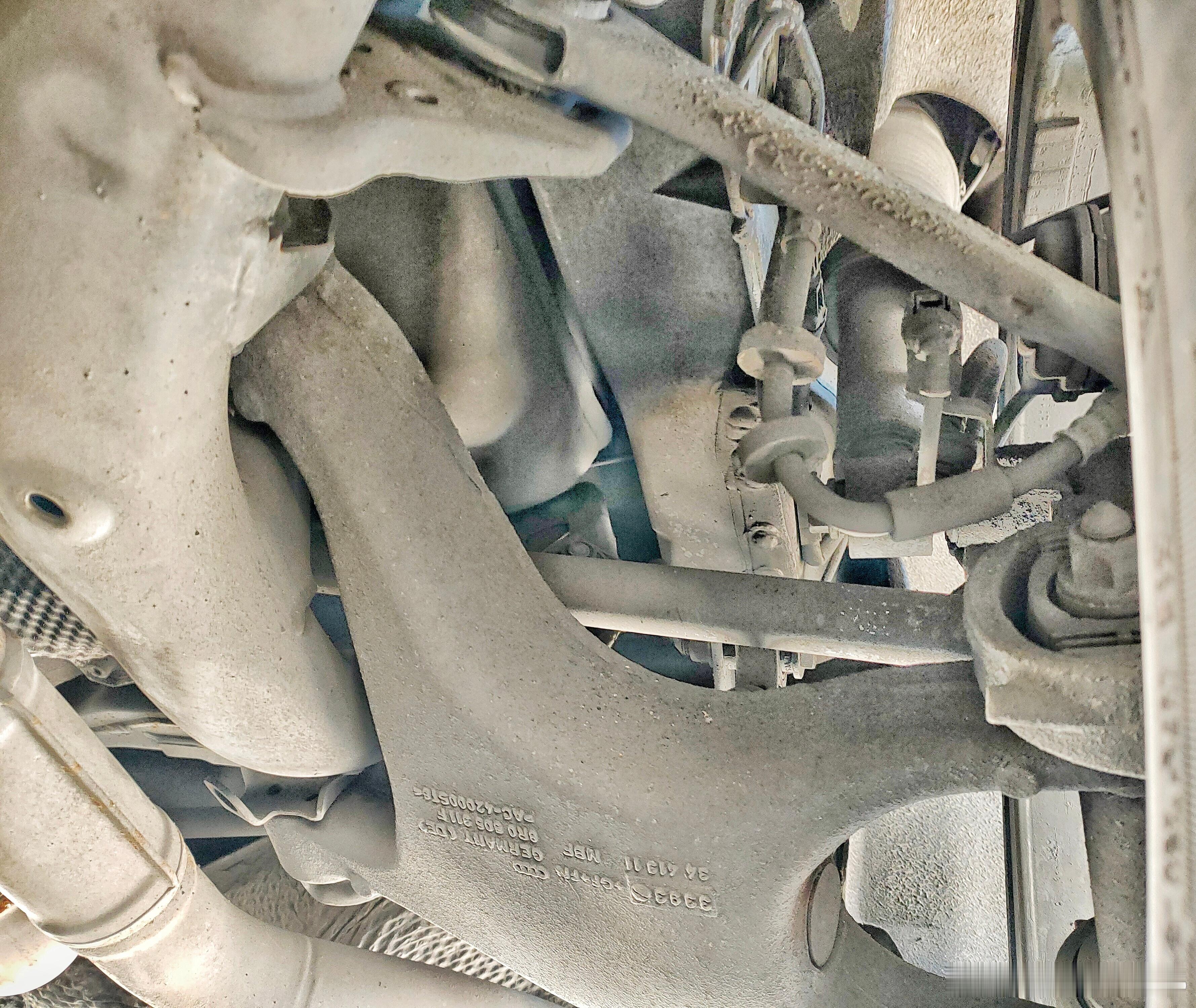 MLB的奥迪A8L，D4。。。筒簧一体弹簧。。。。knuckle上没有大弹簧托。