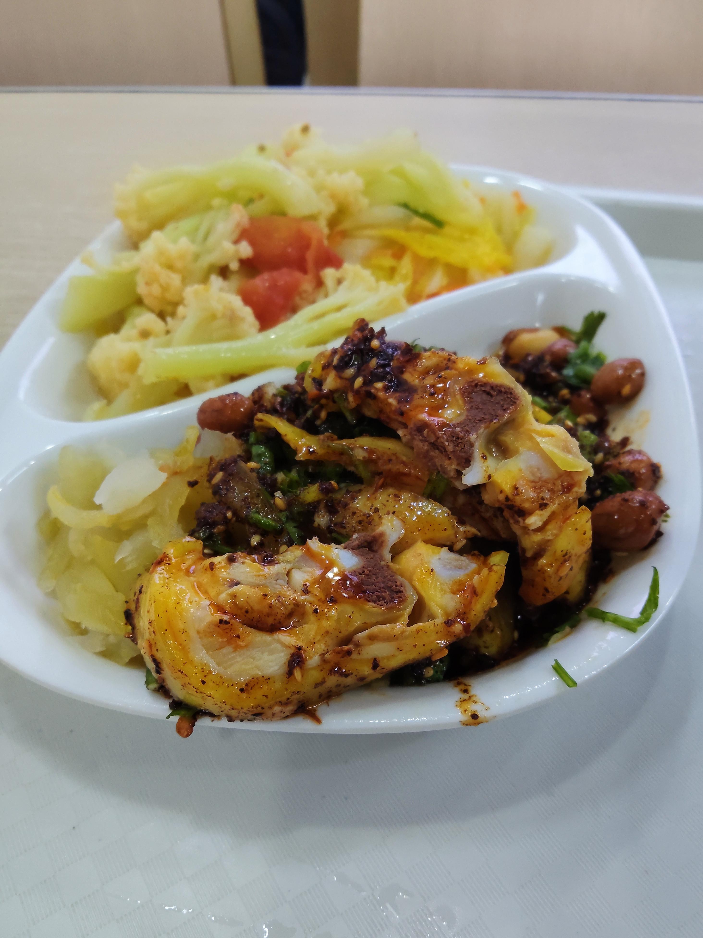 金园路味赞，一家不太起眼的小店，我也是最近在绿泡々的gzh出鸡饭合集，所以路过才