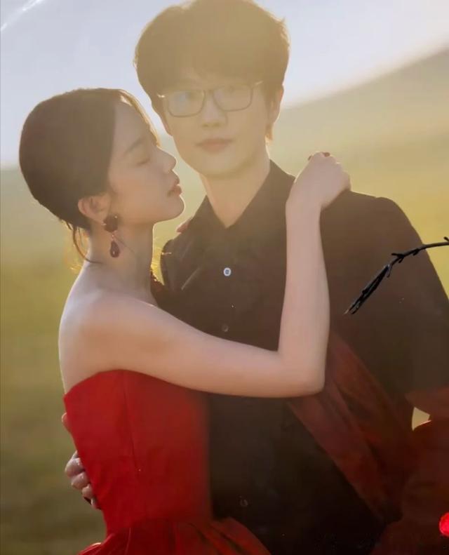 婚纱照新图流出！许嵩冯禧差 14 岁，有人说冯禧赚，也有人替她惋惜 ​​​