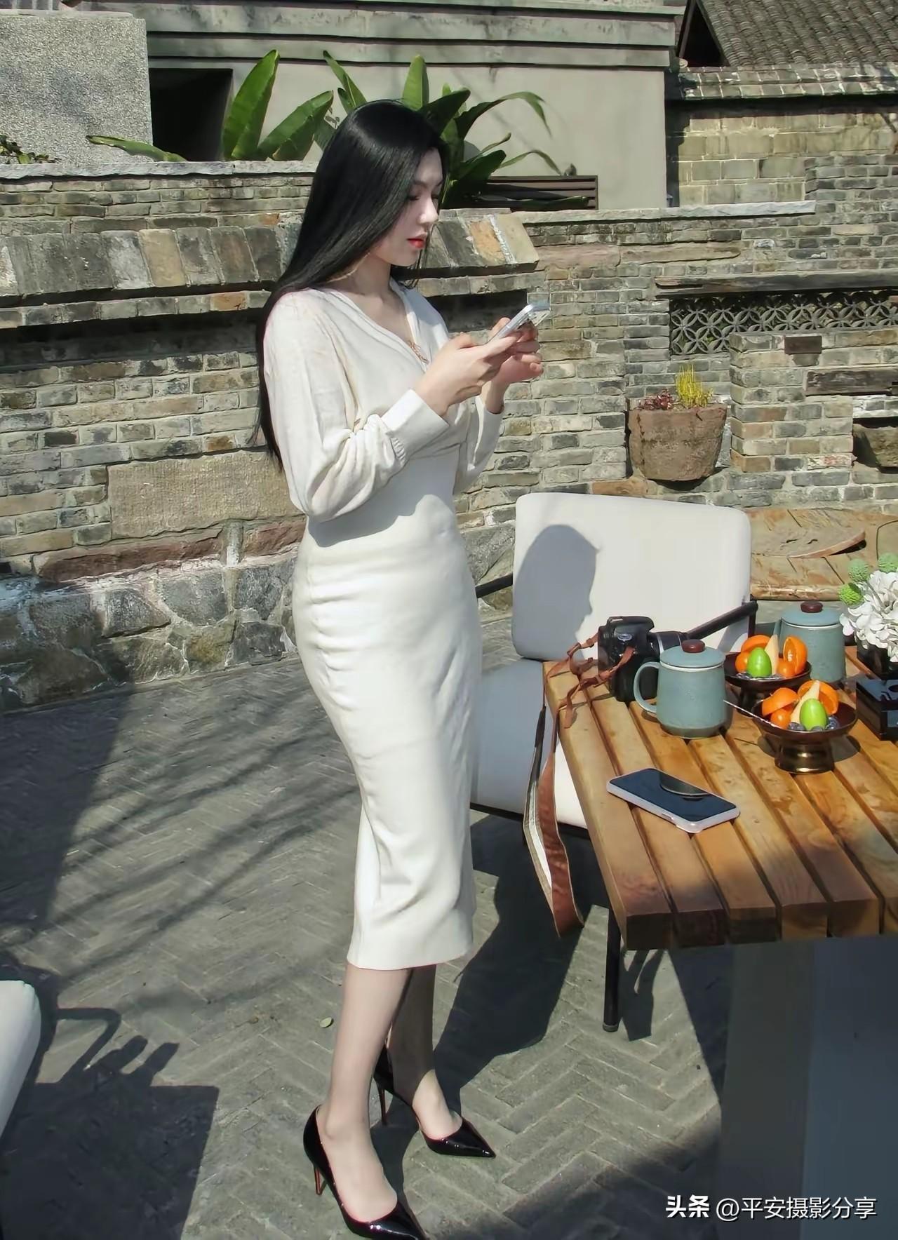 优雅穿搭指南：白色连衣裙搭配高跟鞋，尽显女性魅力！男人为女人付出越多女人就会爱他