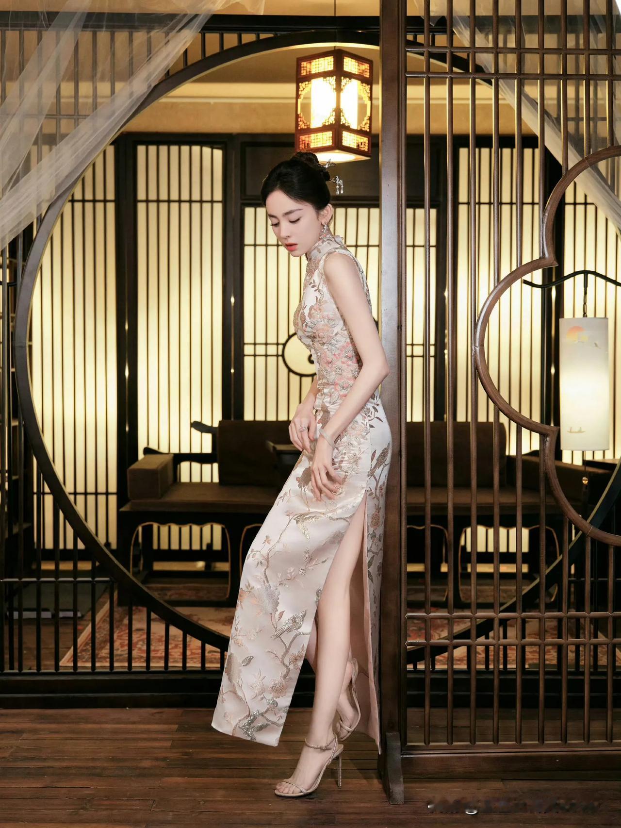 古力娜扎开叉旗袍好看吗？