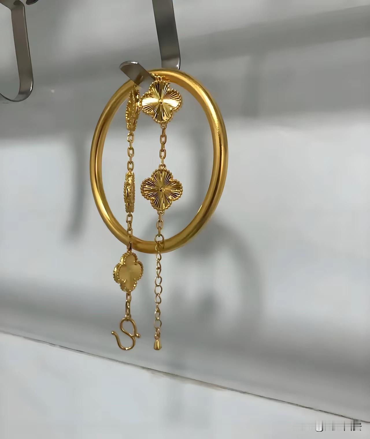 钱，
是用来买什么的？

有钱，
可以：
买豪宅，
买豪车，
买名包，
买名表，