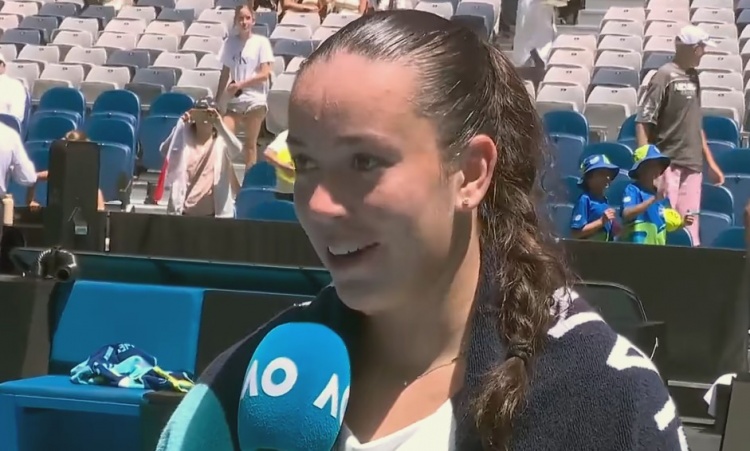 澳网女单第二轮捷克德比：瓦伦托娃2-1击败弗鲁维尔托娃