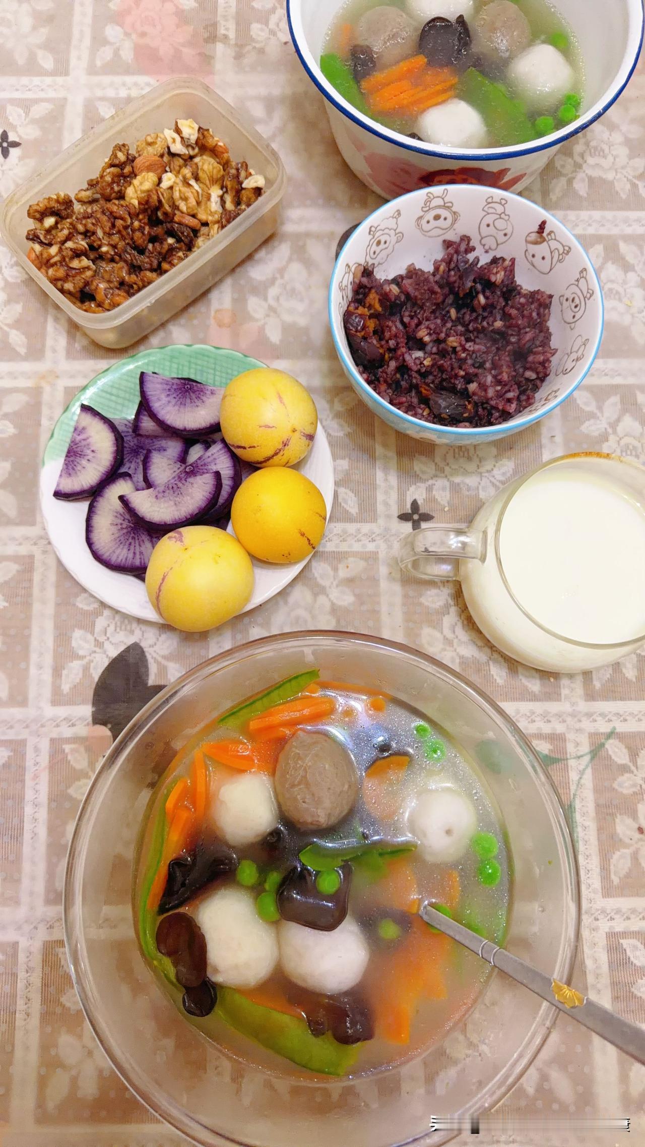 我和80岁老妈的午餐，鱼丸牛肉丸木耳豌豆蔬菜汤，杂粮杂豆饭，奶，冰淇淋水果萝卜，