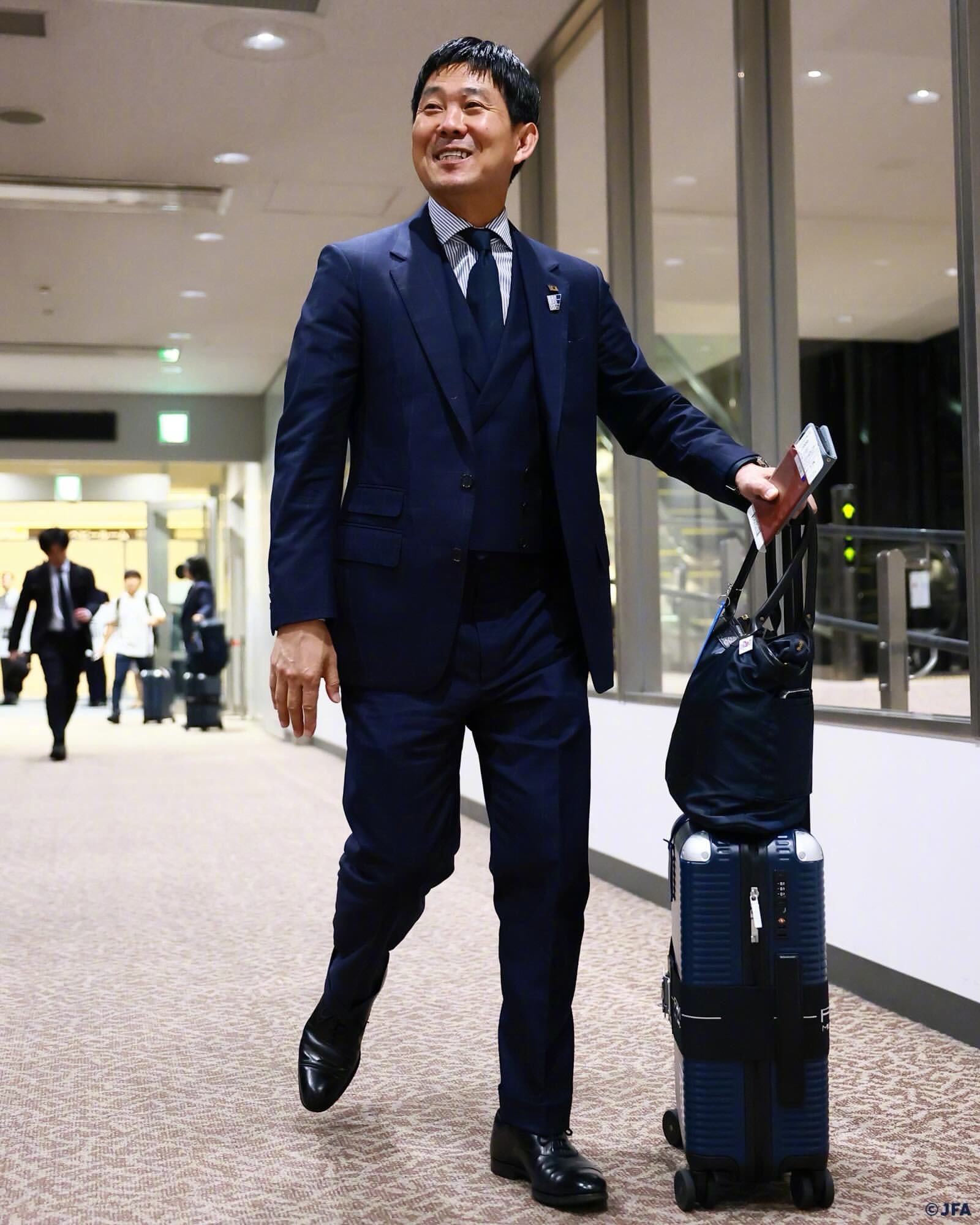 日本队🇯🇵4:0突尼斯🇹🇳热议度一下子爆增。他们这次出战的蓝色三件套正装