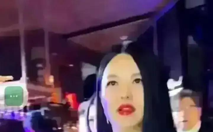 记，就像这个圈子对待所有不合时宜的闯入者一样，轻轻抹去，不留痕迹。