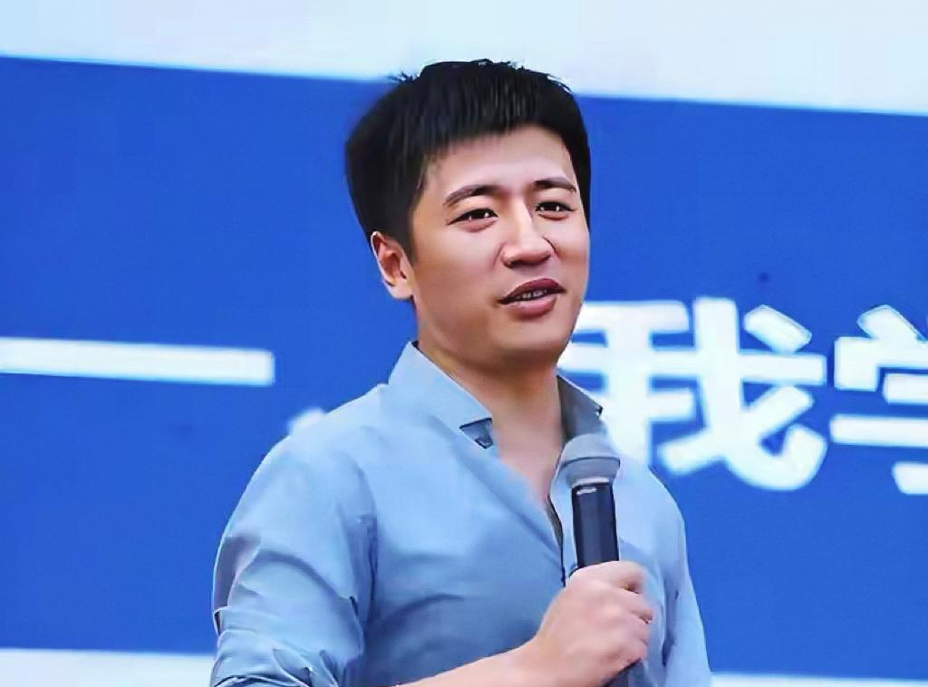 张雪峰有段话讲得特透。他媳妇明明可以不工作，偏要干。问为啥，她说：“我生的是女儿