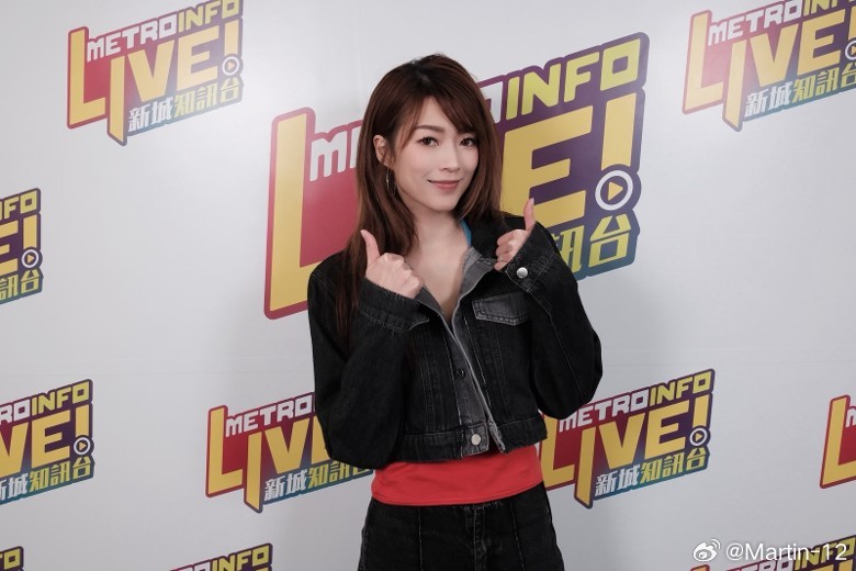 连诗雅 【东网】连诗雅凭新歌寄意　展现坚强成为女儿榜样歌手日前接受新城电台节目《