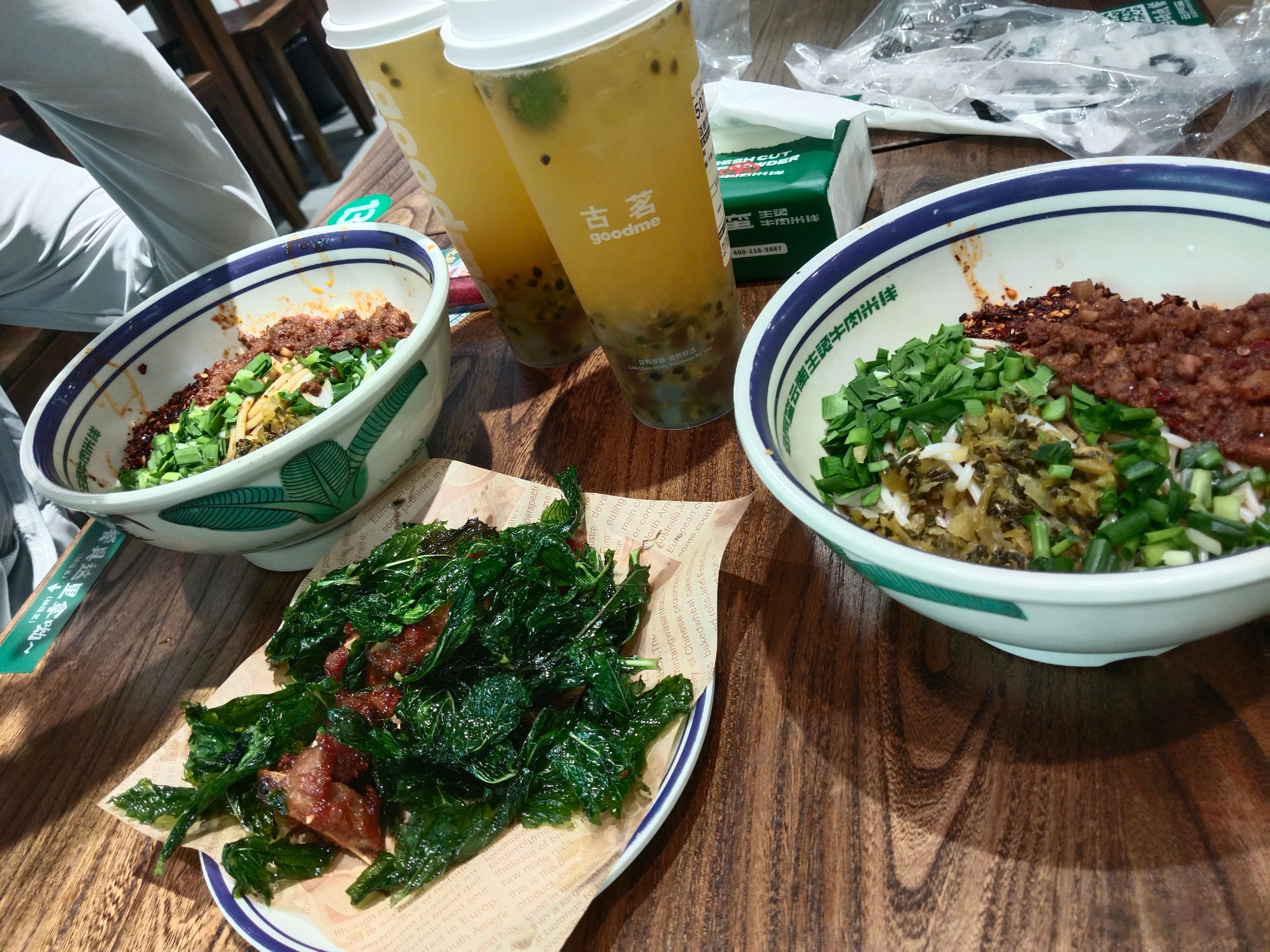 分享一下美食薄荷炸排骨：薄荷因为油炸是那种油脆的口感，没有什么味道，但是排骨很好