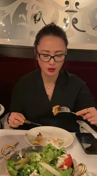 难怪陈建斌昧着良心也要背叛吴越。蒋勤勤确实长的漂亮，素颜也美的出众。

看看蒋勤