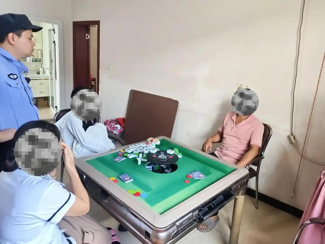 “胆子真大！”近日，浙江杭州，女子打麻将赢了钱，可对方却赖账不给，女子一气之下，