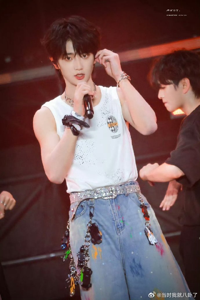 穆祉丞这个舞台我给到夯 穆祉丞舞台用一个字形容“夯”！对舞台的绝对掌握，唱功与舞