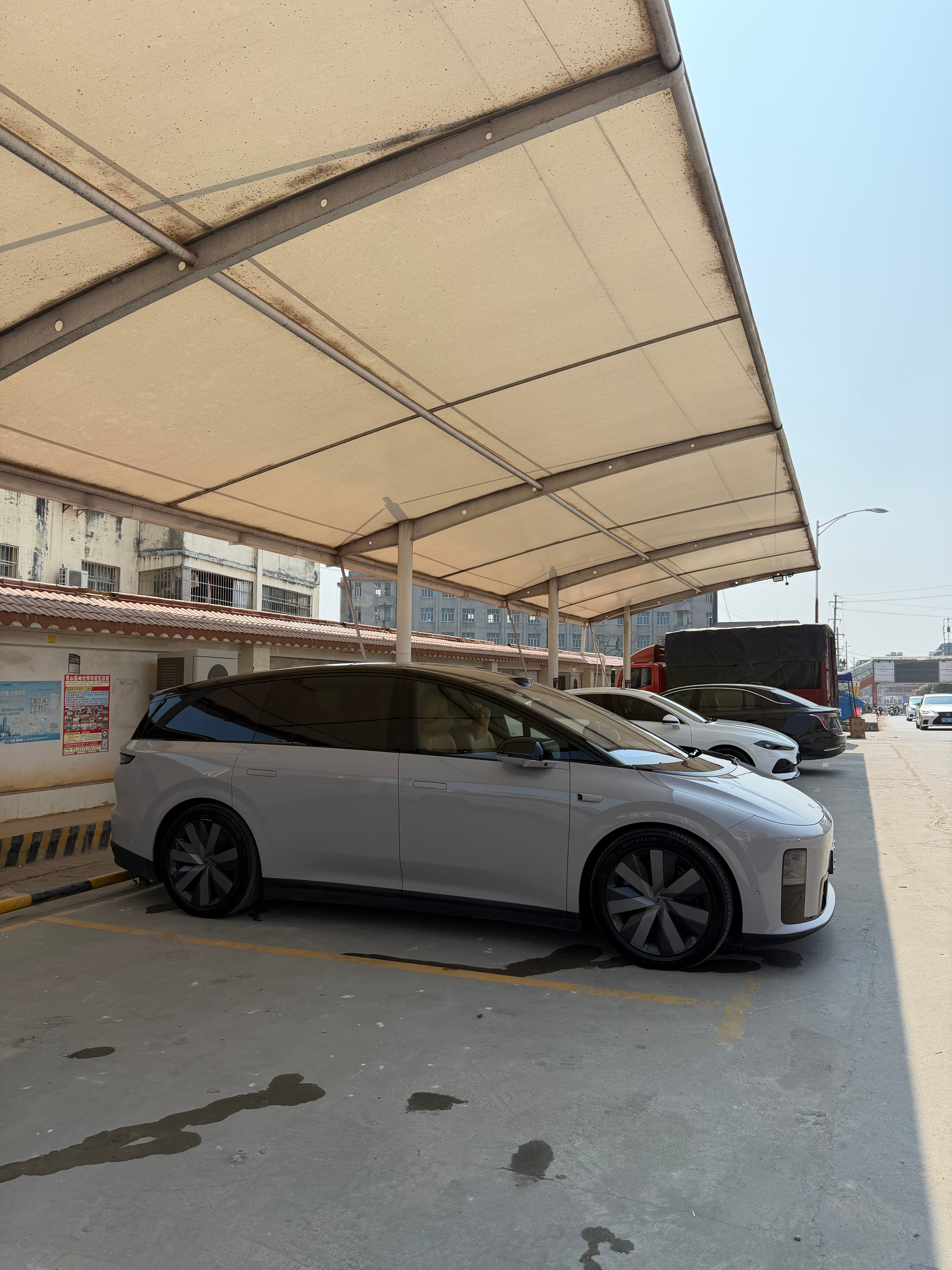 村里的理想不少了，越来越多乡亲们换车选新能源了，之前还都是本田丰田这些