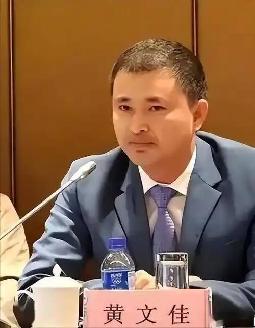 从“草根逆袭”到卷24亿跑路！他用30年证明：投机终是死路

黄氏早年靠五金铺、